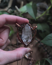 Load and play video in Gallery viewer, Necklace: Quartz
